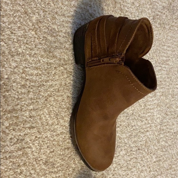 Brown Women’s Ankle Cut Boots - Picture 3 of 10
